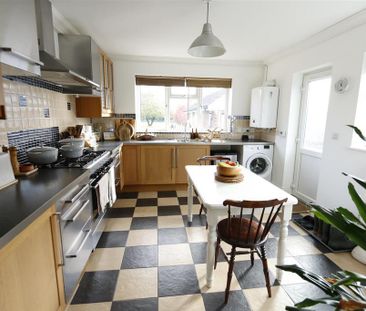 3 bedroom semi-detached bungalow to rent - Photo 6