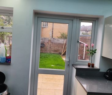 Room in a Shared House, Barking Road, E13 - Photo 6