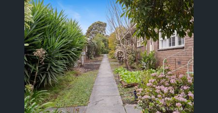 Contemporary Comfort in a Convenient Location - Photo 2