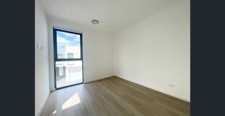Almost New Modern 4-Bedroom Family Home in Box Hill - Photo 2