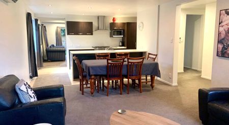 Immaculate Fully Furnished Spacious Family Home in Prime Location - Photo 2