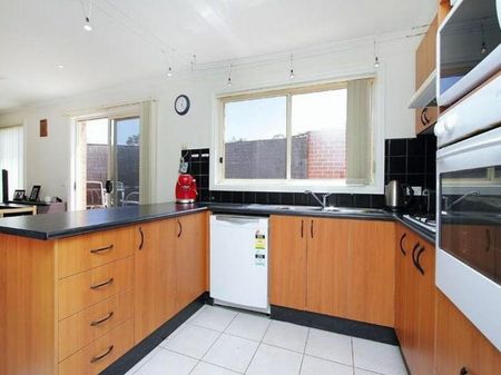 LARGE 3 BEDROOM UNIT WITH DOUBLE GARAGE - Photo 4