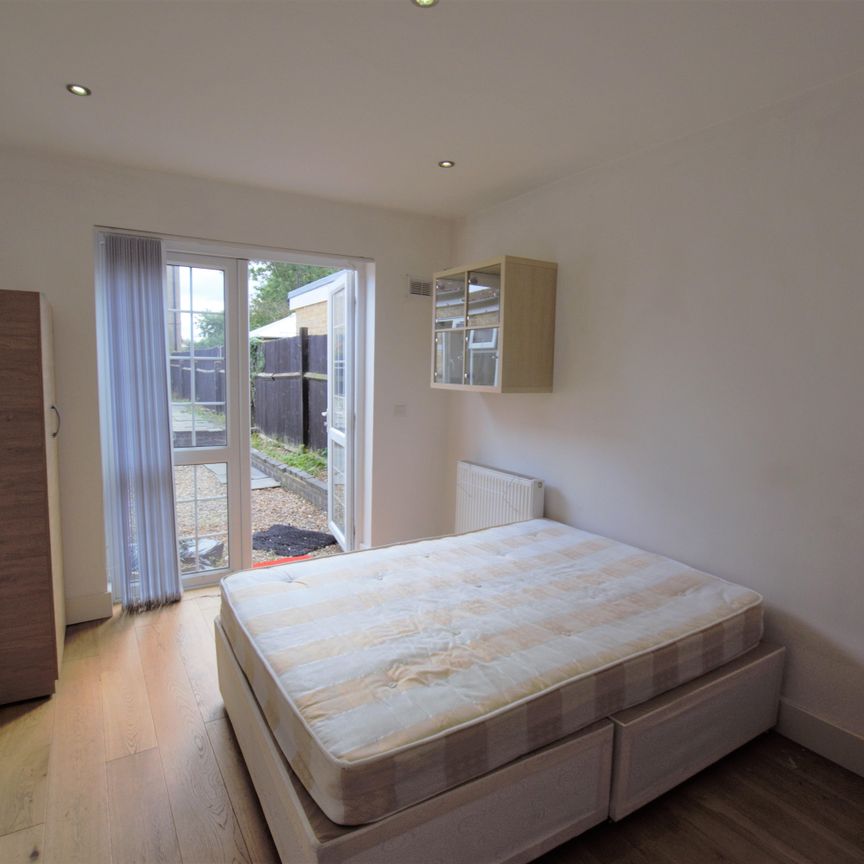 Queens Avenue, Watford - Photo 1