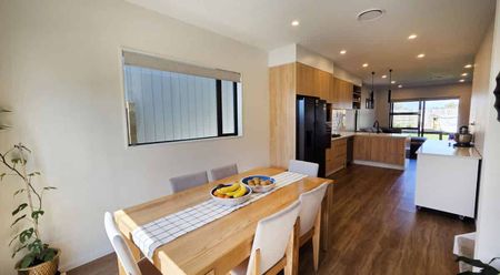 Hobsonville, 5 Bedrooms, $1000 - Photo 3