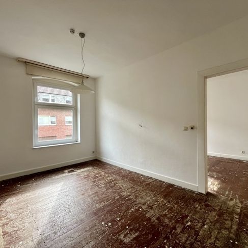 Helle Altbau-2-Zimmerwohnung mit Küche, Bad und großzügiger Deckenhöhe in ruhiger Wohnlage - Photo 1