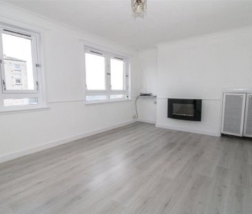 3 bedroom flat to rent - Photo 2