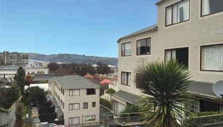 Sunny 6 bedroom flat in prime location - Photo 2