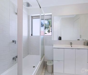 Light-Filled Apartment in Prime Windsor Location - Photo 2