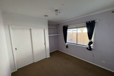 Spacious 3-Bedroom Home with Large Shed! - Photo 3