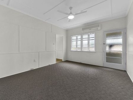 LARGE 3 BEDROOM HOUSE IN ENOGGERA !! Brand new Bathroom! - Photo 2