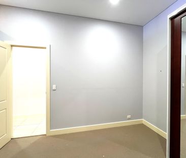 Open the Door to City-Fringe Sophistication - Photo 4