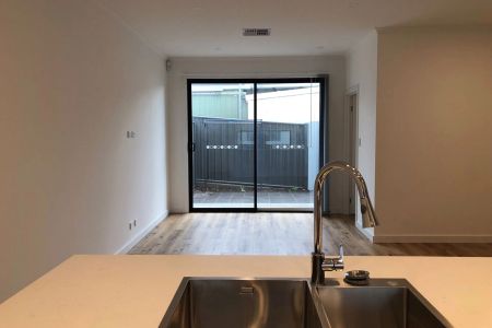 Modern 3 bedroom townhouse perfect summer location! - Photo 5