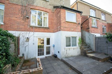 Student studio on Elmes Road - Photo 3