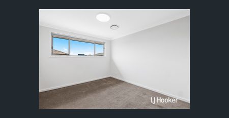 Beautiful 4 Bedroom Home - Available Now! - Photo 5