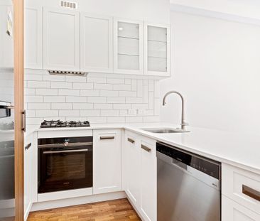 Designer townhome in a connected village setting - Photo 2