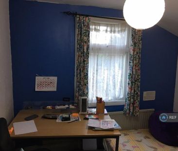 4 bedroom end of terrace house to rent - Photo 2