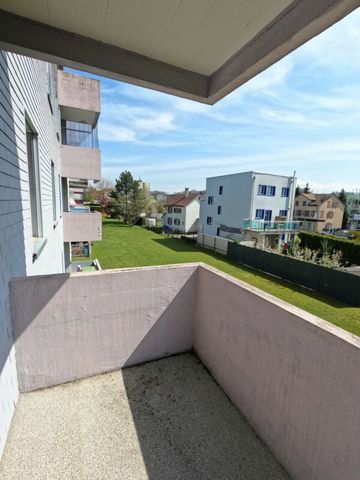 Deine neue Familiewohnung - mit Balkon, grosse Fenster, sonnig, Grillplatz, grosse Spielwiese! - Photo 4