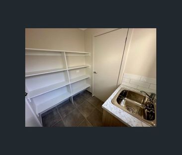 MODERN EXECUTIVE TOWNHOUSE! - Photo 6