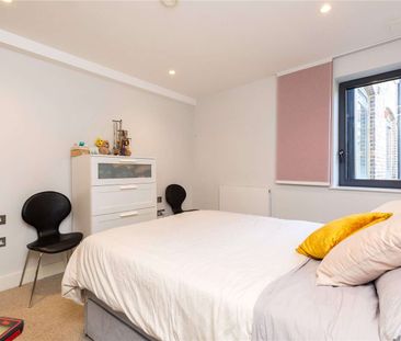 A one bedroom apartment set within a modern development in a convenient Islington location. - Photo 6