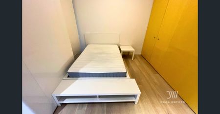 Furnished 1-Bedroom Apartment in Central Park - Photo 2