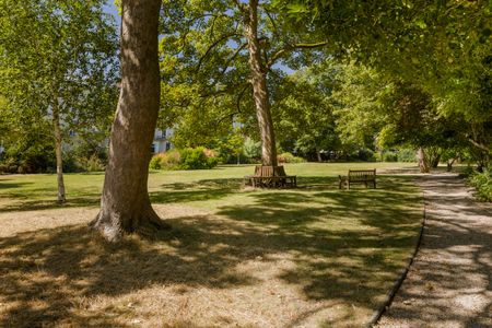 Luxury Finished Maisonette Located On The Highly Sought After Norland Square - Photo 2