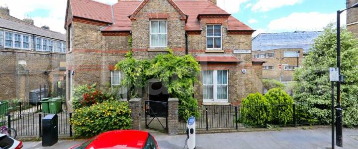 Rarely available duplex apartment with patio area in former converted vicarage - Photo 1