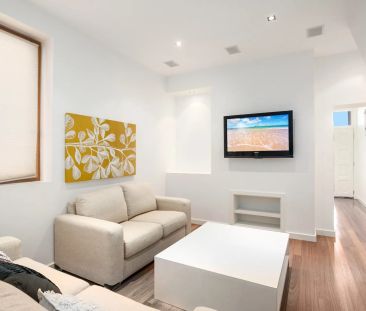 A sleek fusion of traditional and contemporary - Photo 2