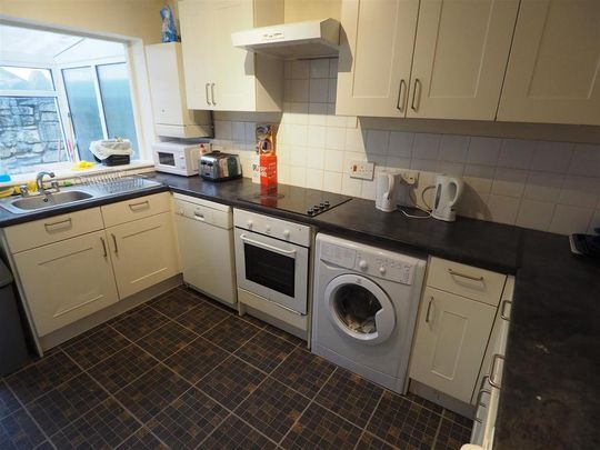 4 bedroom end of terrace house to rent - Photo 1