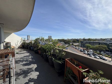 Spacious Apartment in Central Location! - Photo 2