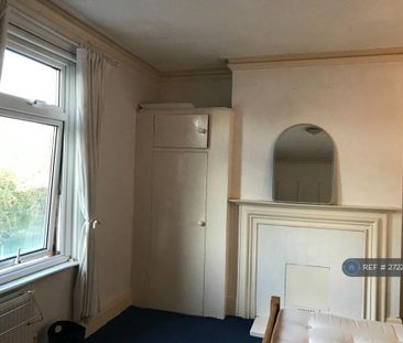 1 bedroom in a flat share to rent - Photo 2