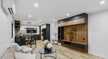 Spacious 5-Bedroom Massey Home – Luxury Living with a Unique Touch - Photo 5