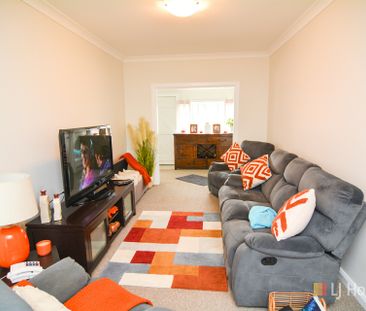 Modern, Sleek & Stylish - Photo 4