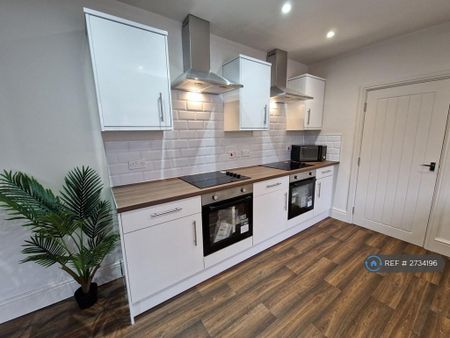 1 bedroom in a house share to rent - Photo 3