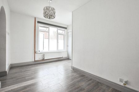 2 bedroom maisonette to rent - Photo 2