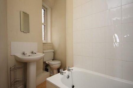 3 bedroom flat to rent - Photo 2