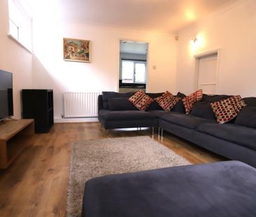 5 bedroom detached house to rent - Photo 2