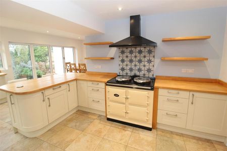 4 bedroom semi-detached house to rent - Photo 3