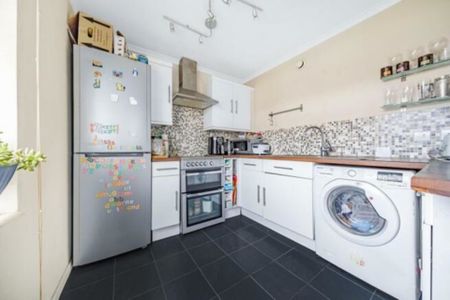 1 bedroom Flat to rent - Photo 5