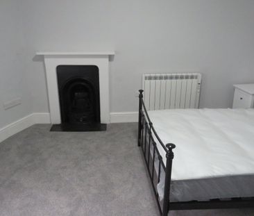 High Street - Photo 3