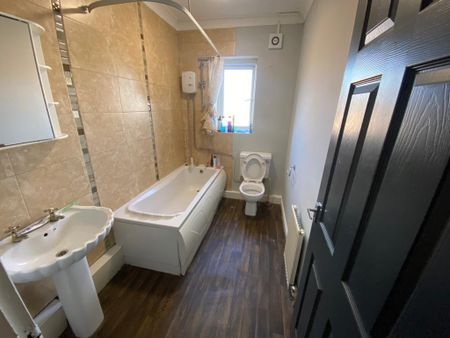 1 bedroom in a house share to rent - Photo 5