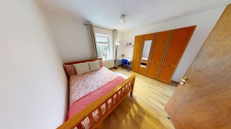 5 bedroom flat to rent - Photo 3