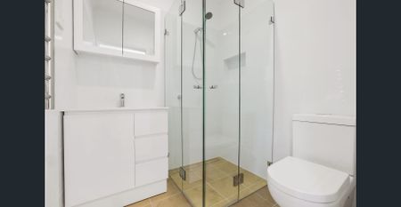 Spacious family home with leafy outlook - Photo 4