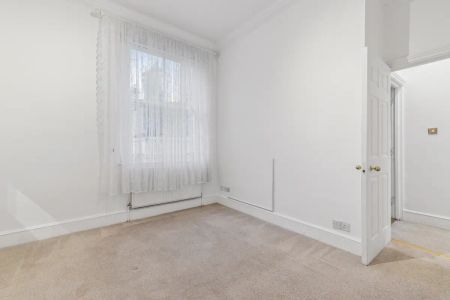 3 bedroom flat in London - Photo 5