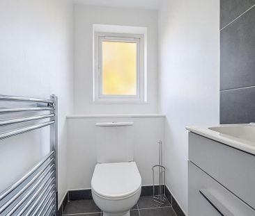 2 bedroom end of terrace house to rent - Photo 2