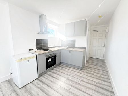 1 Bed Flat, Dunstable Road, LU4 - Photo 2