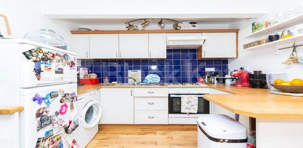 Beautiful one double bedroom set in a period conversion - Photo 1