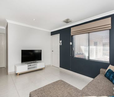 SPACIOUS TWO STOREY TOWNHOUSE! - Photo 1