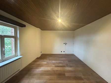 Authentiek appartement met 2 slaapkamers in het centrum van Neerpelt - Photo 2