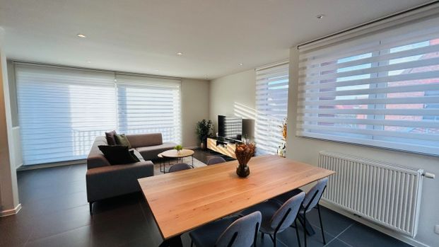 Prachtig en centraal gelegen appartement met 1 slaapkamer, terras en autostaanplaats - Photo 1