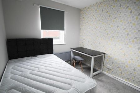 4 bedroom apartment to rent - Photo 4